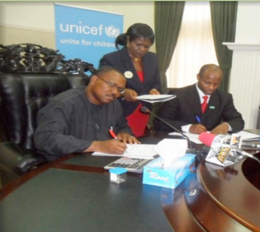 Peter Obi signing agreement with UNICEF, with Stella Okunna, Anambra State UNICEF authorising officer watching