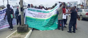 Retired primary school teachers protesting non-payment of gratuity and other entitlements in Uyo. Credit: Daily Post